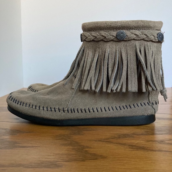 Minnetonka Suede Fringe Moccasin Booties Women's Size 6.5 Tan Suede - Picture 8 of 9